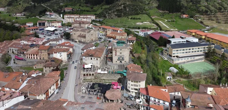 En este pueblo de Cantabria el río atraviesa por debajo de las casas y para salir a la calle tienes que tomar un puente