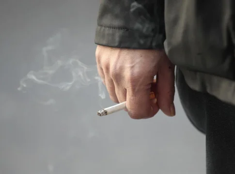 Resolvemos todas tus dudas sobre la nueva ley antitabaco. no solo prohíbe fumar en terrazas de bares Resolvemos todas tus dudas sobre la nueva ley antitabaco: no solo prohíbe fumar en terrazas de bares