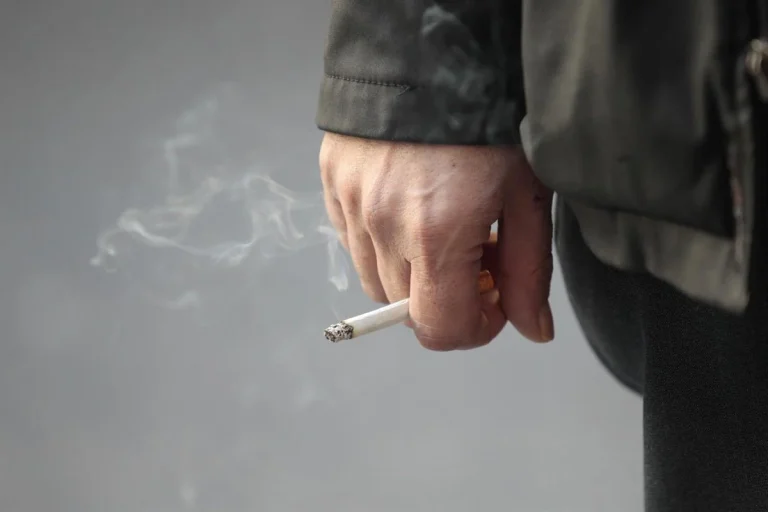Resolvemos todas tus dudas sobre la nueva ley antitabaco: no solo prohíbe fumar en terrazas de bares