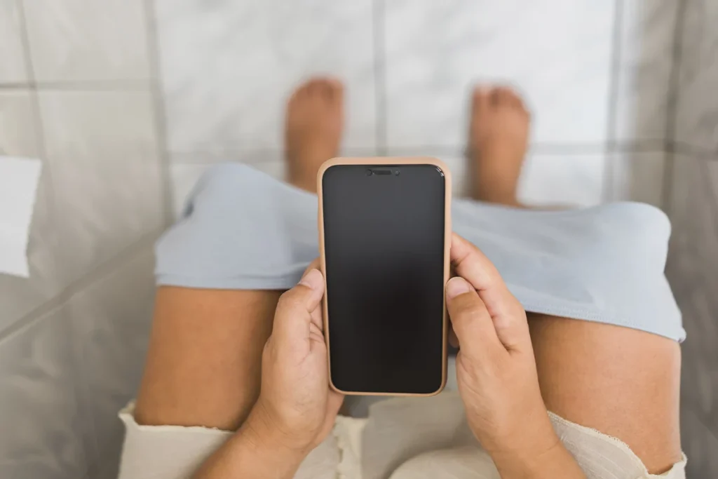 Riesgos higiénicos de utilizar el móvil en el baño