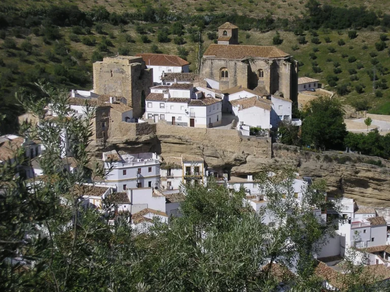 Viven 2.800 personas bajo una roca gigante en Cádiz: 'No compramos paraguas, el pueblo es nuestro techo'