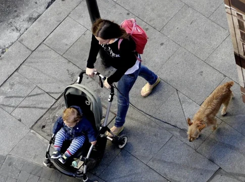 Sobrecarga invisible. las madres asumen la mayoría de las tareas domésticas y de cuidado Sobrecarga invisible: las madres asumen la mayoría de las tareas domésticas y de cuidado