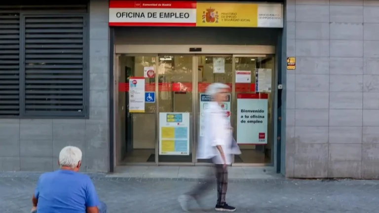 Sueldos de hasta 60.000 euros: el SEPE detalla los sectores con más oportunidades de empleo en 2025