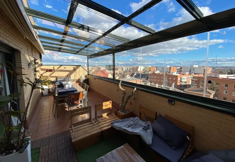 10 consejos clave para cerrar tu terraza de cristal y ganar espacio todo el año