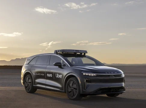 Uber pone fecha a los taxis sin conductor y se adelanta a Tesla en la conducción autónoma en Europa Uber pone fecha a los taxis sin conductor y se adelanta a Tesla en la conducción autónoma en Europa