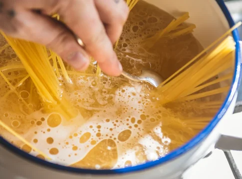 Deja de echarle aceite al agua de la pasta: el 'crimen' culinario que un chef italiano con 3 estrellas Michelin no te perdonaría jamás Deja de echarle aceite al agua de la pasta: el 'crimen' culinario que un chef italiano con 3 estrellas Michelin no te perdonaría jamás