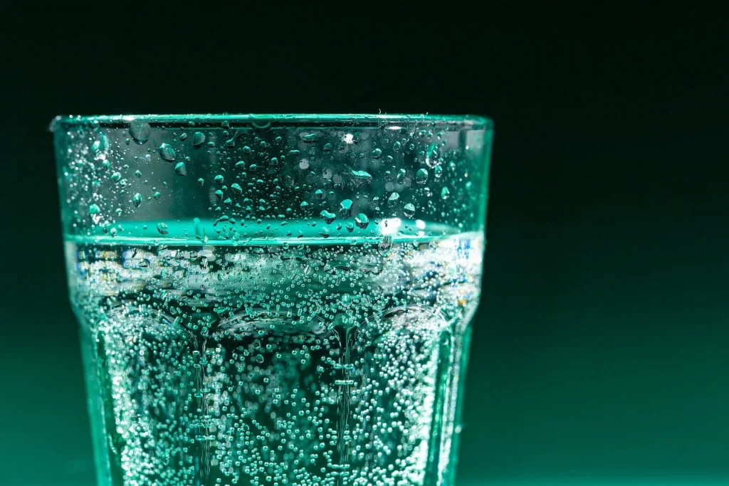 Descubre cómo tu peso, tu actividad y hasta el clima influyen en la cantidad de agua que tu cuerpo realmente necesita para funcionar de forma óptima. Fuente: Freepik
