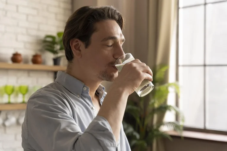 Dr. Luciano Mendez (35), nefrólogo, confirma: “El consejo de beber dos litros de agua puede hacer más daño que bien, esta es la cantidad exacta que debes beber”