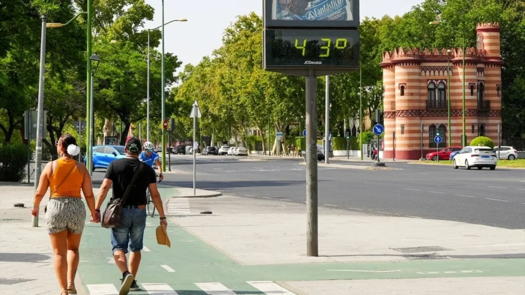 Dos personas pasean con altas temperaturas este verano en España