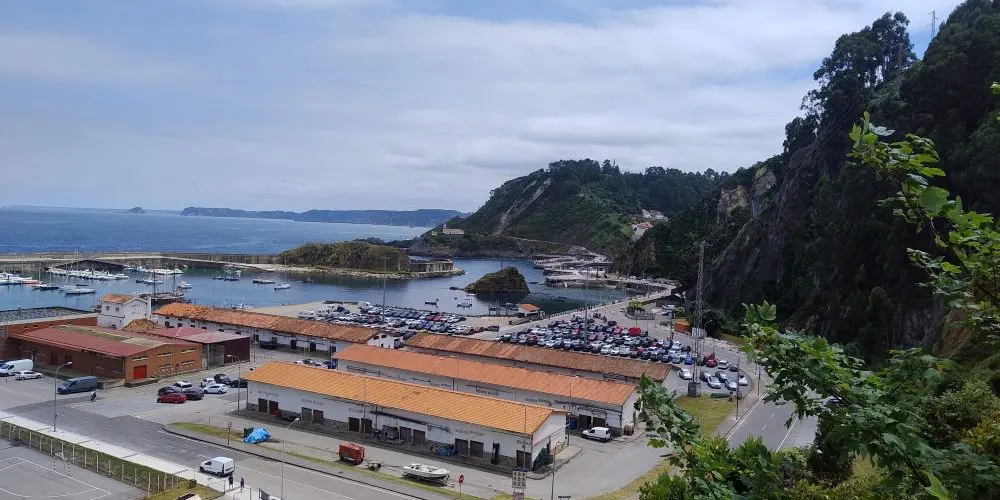 Aparcamiento del puerto de Cudillero, alejado del pueblo