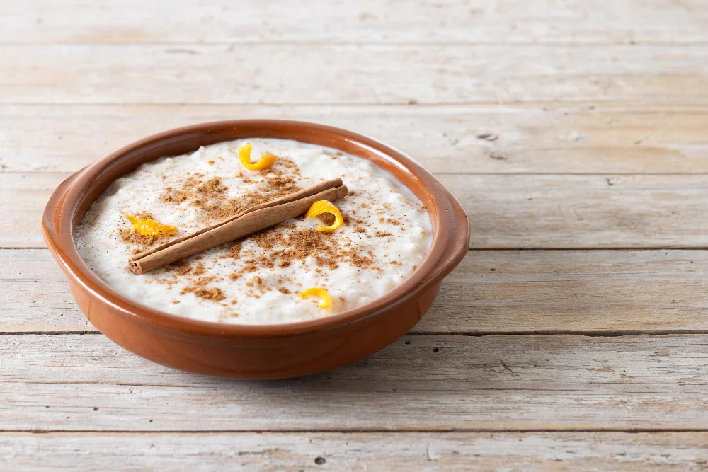 Para que nada falle en tu misión, te contamos cuáles son las trampas más habituales al preparar arroz con leche y cómo salir victorioso. Fuente: Freepik
 