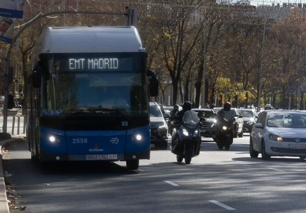 La 'broma pesada' de los autobuses y Bicimad en Madrid: «Es un cachondeo, lo ponen gratis y no te dejan usarlo» 2 Un autobús de la EMT por las calles de Madrid