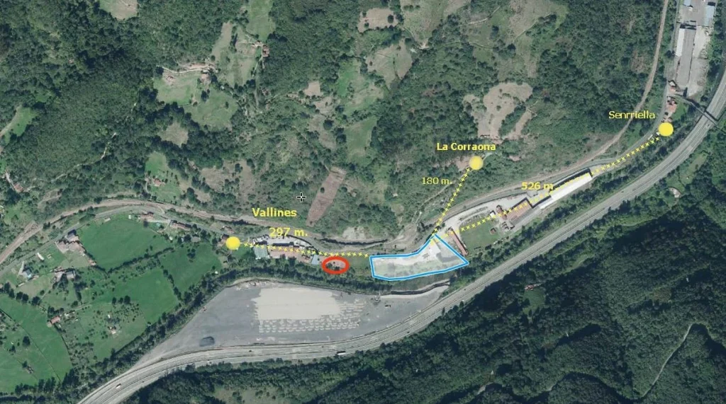 «Mi hija duerme a 8 metros de una»: La irrupción de los parques de baterías, un 'coladero' de inseguridad en Asturias 3 Ubicación del proyecto de un parque de baterías en Villallana, Asturias