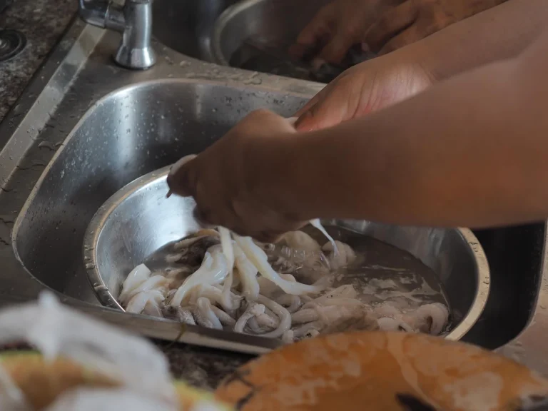 Cómo limpiar calamares sin montar una masacre en la cocina: el vídeo de 1 minuto que te cambiará la vida