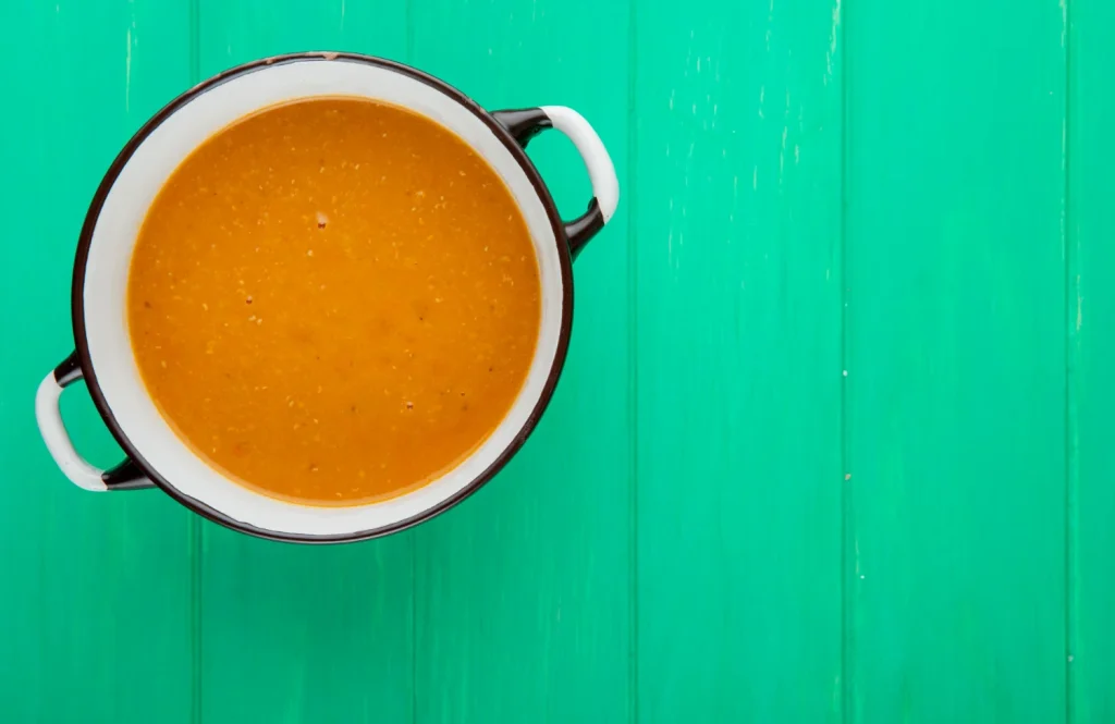 Añadir el agua de la pasta a tus guisos o sopas es la forma más sencilla de darles una nueva dimensión de sabor y consistencia. Fuente: Freepik
 