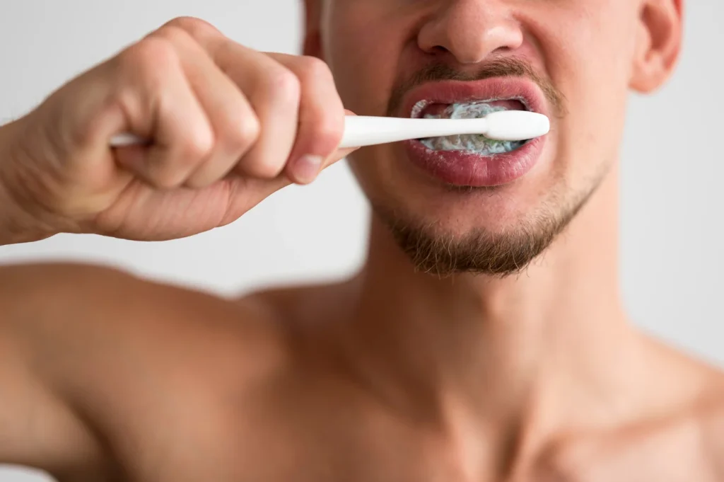 Este error no causa un dolor inmediato, pero sus efectos a largo plazo sobre tus dientes pueden ser devastadores y costosos de reparar. Fuente: Freepik
  