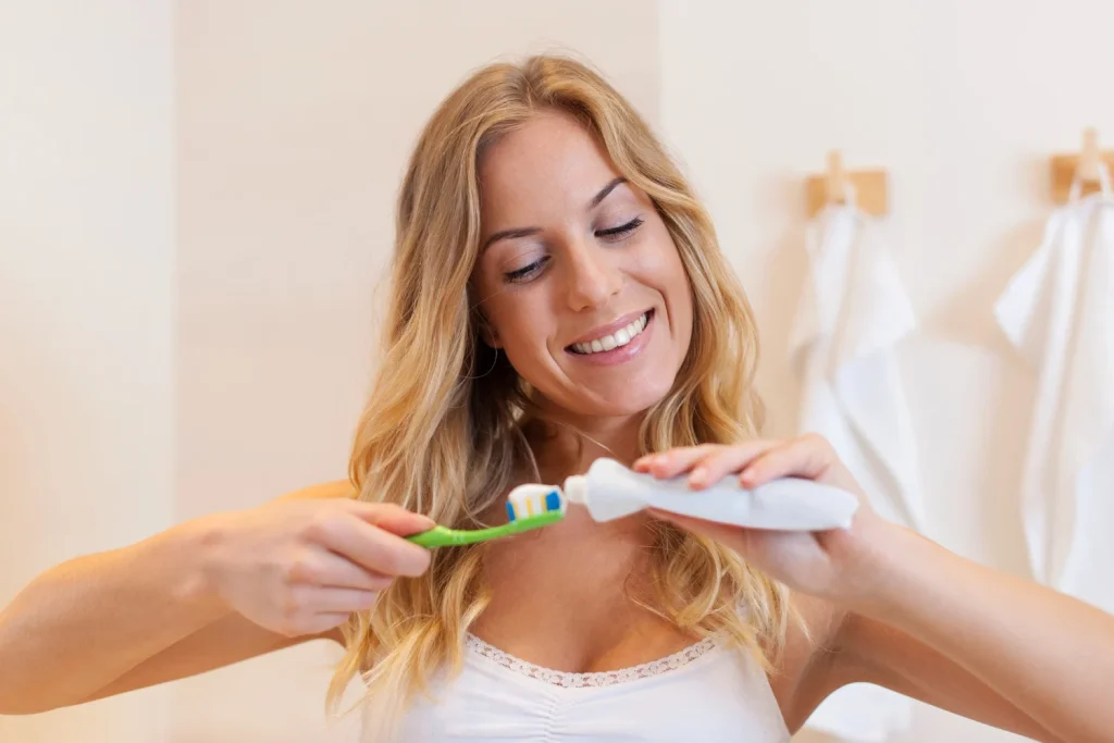 Este hábito, casi un ritual para millones de personas, es el principal responsable de que tus dientes no estén tan protegidos como piensas.  Fuente:Freepik