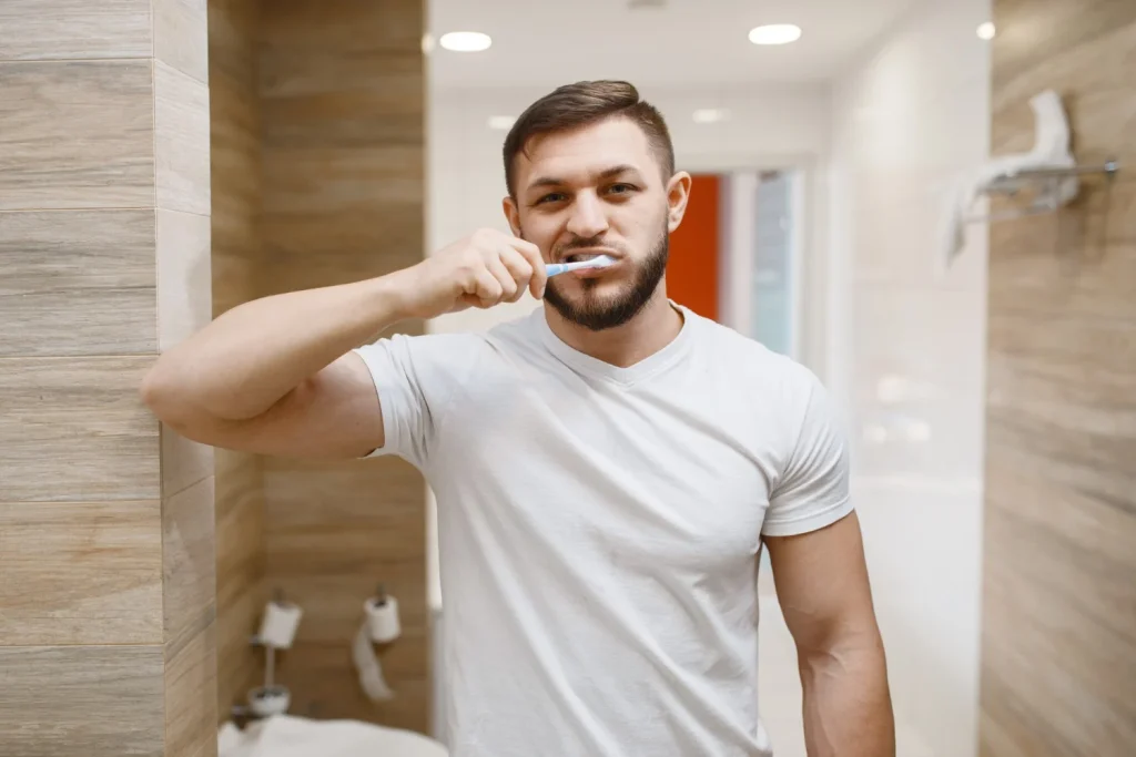 La clave de todo reside en un ingrediente fundamental que necesita tiempo para actuar y que el agua neutraliza al instante, afectando a tus dientes. Fuente: Freepik
