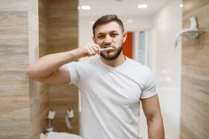 El cepillarse los dientes con la mano no dominante activa tu cerebro (y es más fácil de lo que crees)