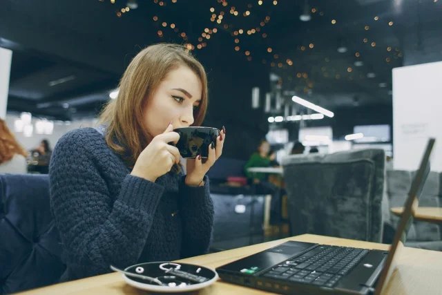 El café te sabrá como el de una cafetería de especialidad gracias a este gesto que dura 10 segundos