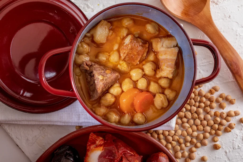 El primer vuelco de este cocido, la sopa humeante con sus fideos finos, es mucho más que un simple entrante; es la puerta de entrada a una experiencia gastronómica con memoria. Fuente: Freepik
