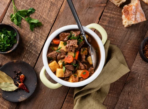 La razón histórica por la que el auténtico cocido madrileño se sirve en tres vuelcos y por qué hacerlo de otra forma es un sacrilegio. La razón histórica por la que el auténtico cocido madrileño se sirve en tres vuelcos y por qué hacerlo de otra forma es un sacrilegio.