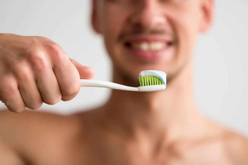 El cuidado de tus dientes no termina al soltar el cepillo. Hay otros detalles que marcan la diferencia entre una boca sana y una visita al dentista. Fuente: Freepik