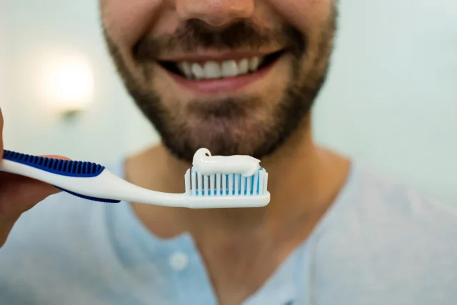 El error mortal que cometes justo después de lavarte los dientes y que está pudriendo tu esmalte: "Es un crimen contra tu boca"