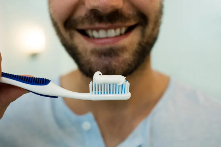 El error mortal que cometes justo después de lavarte los dientes y que está pudriendo tu esmalte: 