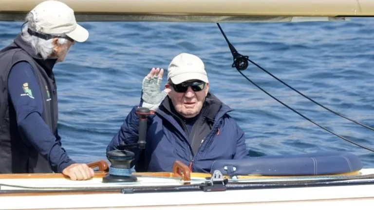 En plena polémica por la inminente publicación de su libro, Juan Carlos I recibe una visita inesperada en Sanxenxo