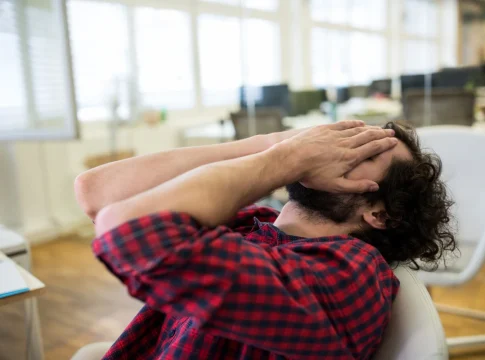 empleado estresado trabajo Un empleado de una empresa lamentándose en su vuelta de vacaciones