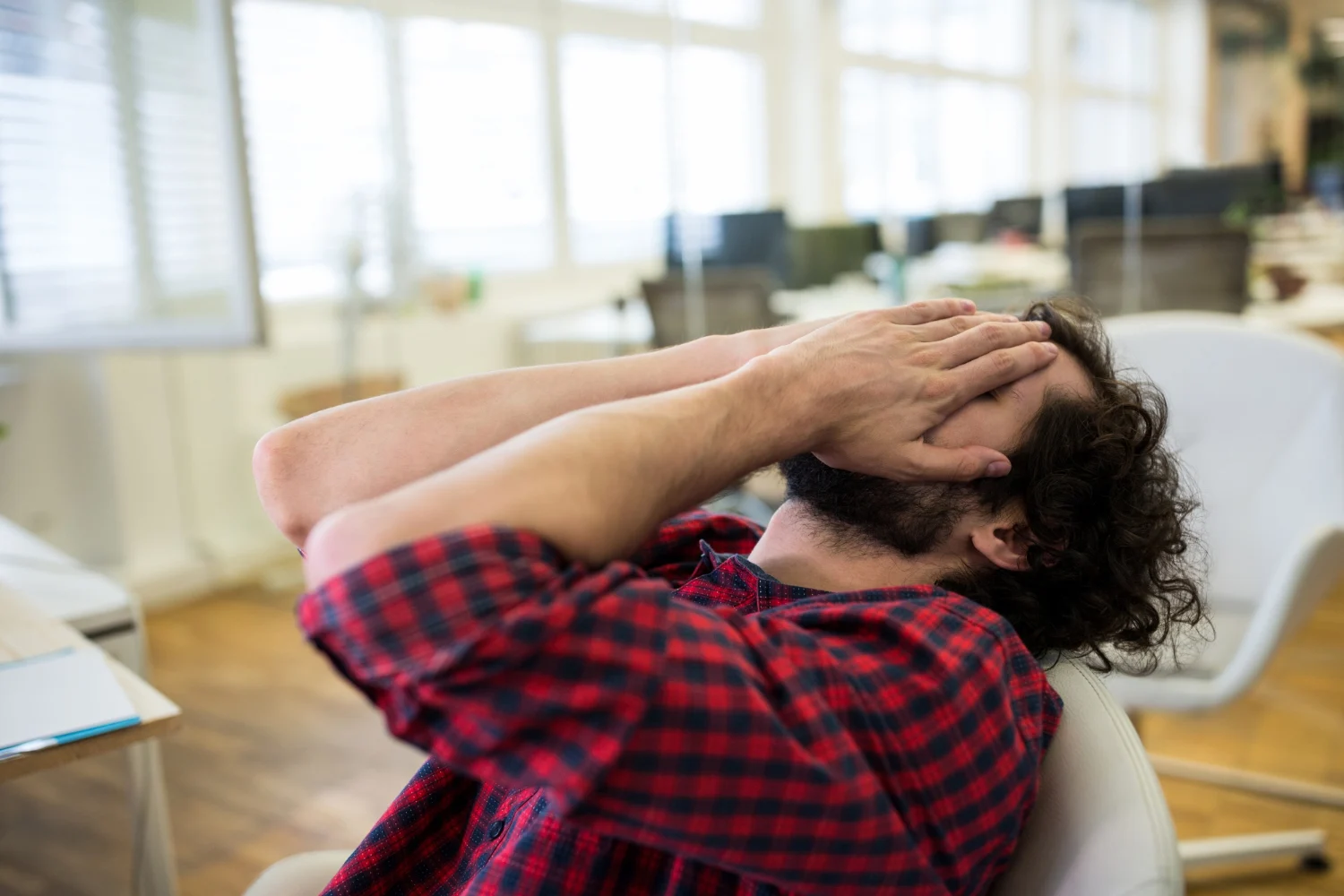 empleado estresado trabajo Un empleado de una empresa lamentándose en su vuelta de vacaciones