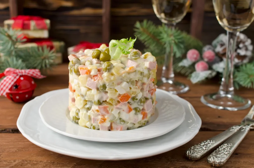 Más allá de la patata y la mayonesa, los extras son el alma que define el carácter de cada ensaladilla rusa familiar y la que la convierte en única. Fuente: Freepik
