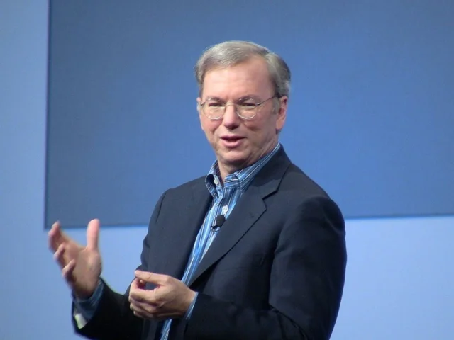 Quién es Eric Schmidt, el poderoso tipo de Google que dice que la IA puede crear virus más letales que el COVID-19