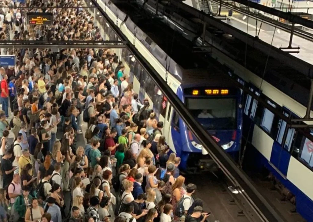 Grandes aglomeraciones en el Metro de Madrid estos días