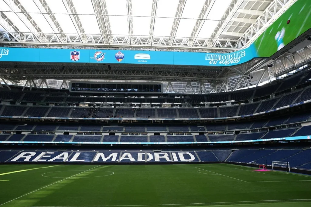 Techo retráctil del Santiago Bernabéu promocionando la NFL