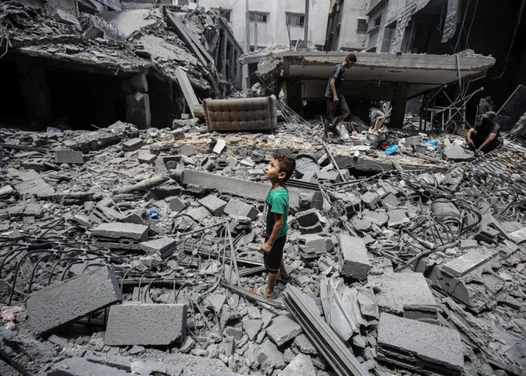 El terror en Gaza, narrado por dos trabajadores en pleno conflicto: «Así se siente la muerte»