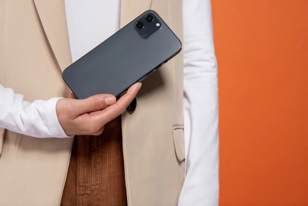 Lo hacemos por costumbre, para ahorrar datos o simplemente por despiste. Un pequeño gesto que puede convertirse en una auténtica pesadilla digital.