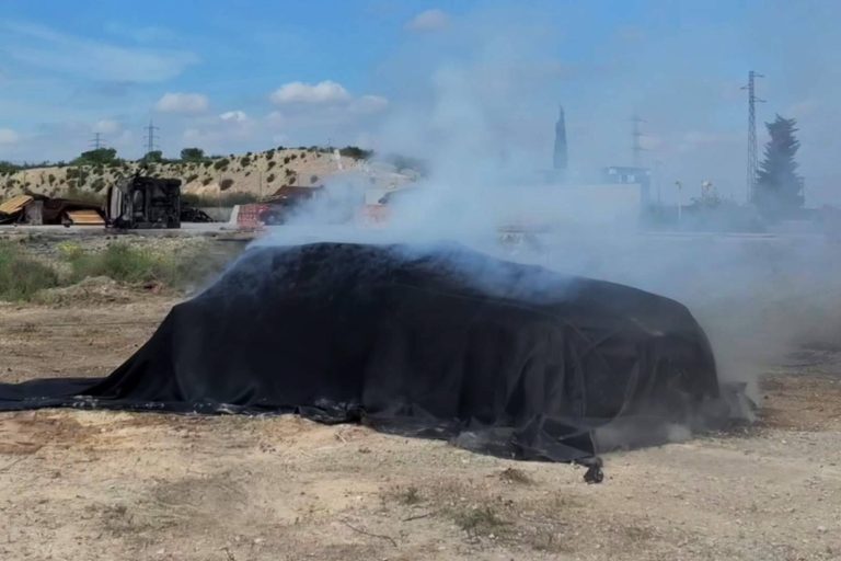 Texfire ensaya la eficacia de sus mantas ignífugas en un incendio de coche eléctrico
