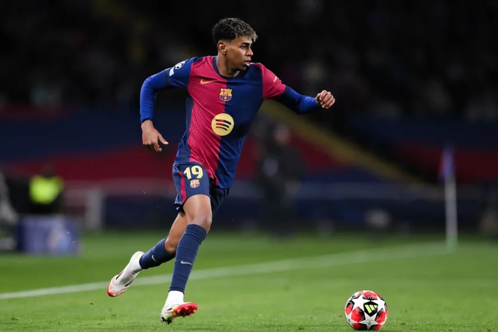 Lamine Yamal desvela la conversación con Xavi Hernández tras su histórico debut en el Barça: "Cómo puede ser que no estés jugando?" Fuente: UEFA