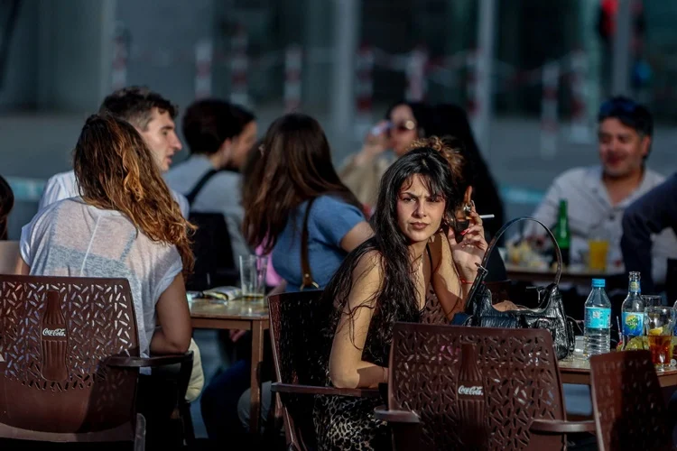 Acusan al Gobierno de lucrarse y ahogar a los bares por la prohibición de fumar en terrazas: "Mata a los hosteleros" Fuente: Europa Press