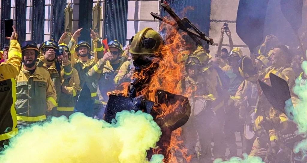 Cobran casi el salario mínimo, trabajan entre agentes cancerígenos e ignoran sus avisos sobre incendios: los bomberos forestales y su conflicto con la Comunidad de Madrid 1 Los bomberos forestales durante una manifestación