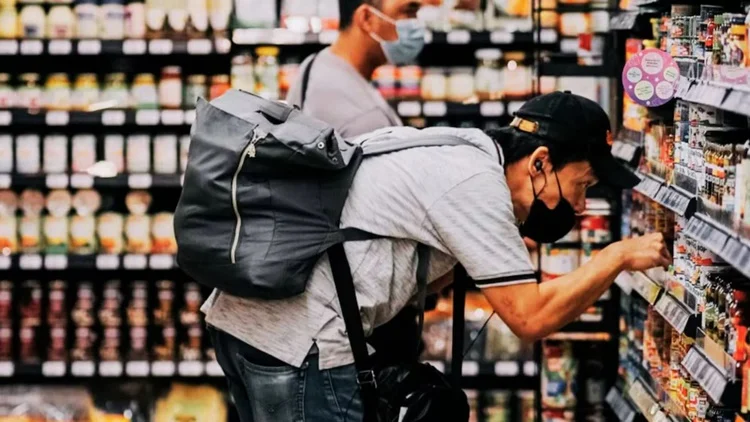 Mochilas y bolsos en supermercados: cuándo pueden revisarlos y cuándo no, según la ley Fuente: Freepik
