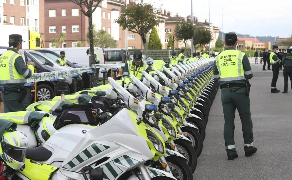 La Guardia Civil de Tráfico, contra sus nuevas motos y la DGT: "Los chalecos fallan" Fuente: GC