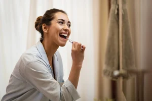Dyson lanza un cepillo de dientes con IA y cámara por 500 euros y los dentistas ponen en duda sus beneficios