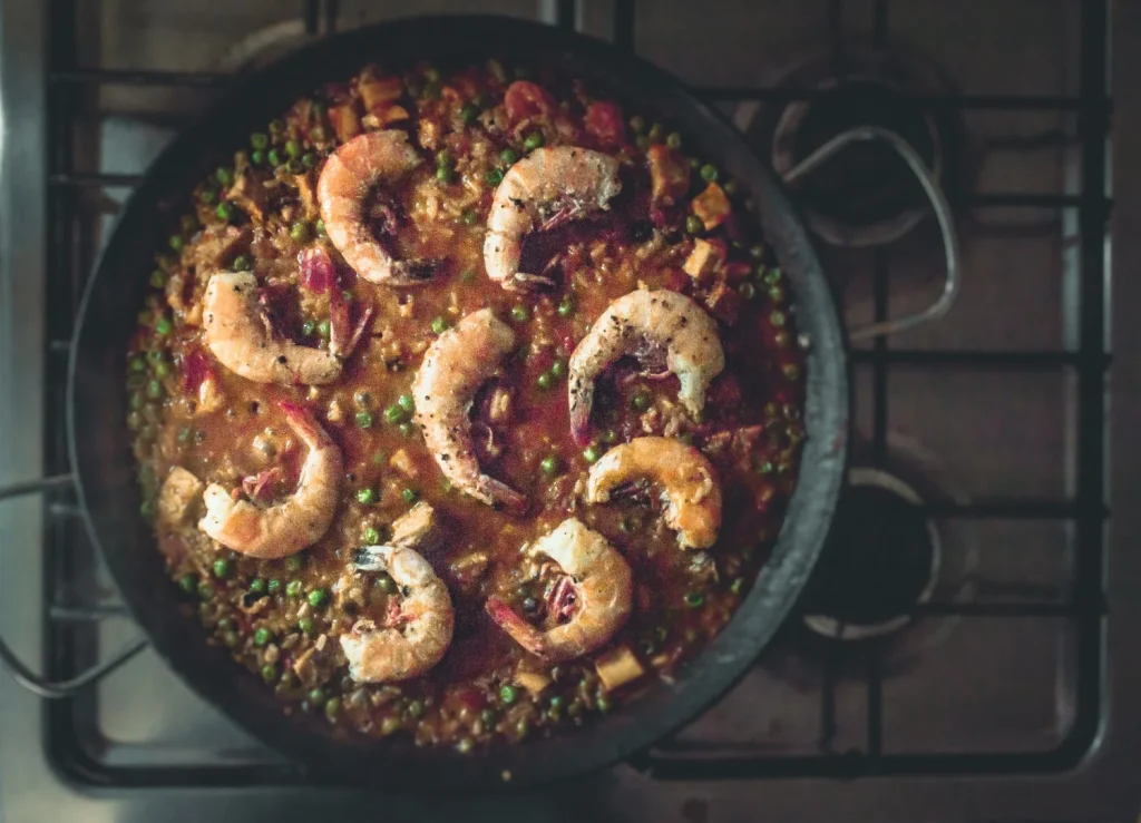 Aquí es donde la técnica y los ingredientes secretos se unen para crear la base definitiva de tu paella: la famosa salmorreta o majao. Fuente: Freepik
