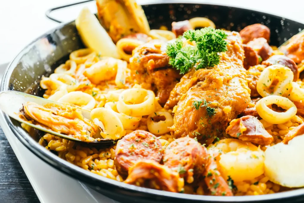 Más allá de los ingredientes, el alma de la paella reside en la técnica y en los pequeños detalles que Vicente ha perfeccionado durante ocho décadas. Fuente: Freepik 
