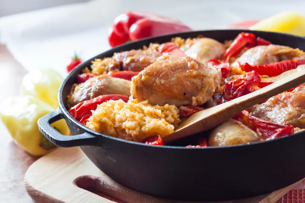 Saber dónde sentarse es tan importante como saber qué pedir; hay señales inequívocas que delatan si un sitio ofrece una buena paella o un engaño. Fuente:Freepik