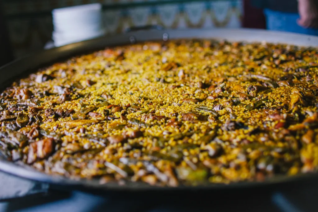 Pero si le preguntas a un valenciano qué es la paella, su respuesta irá más allá de la cocina, porque este plato es el corazón de la vida social. Fuente: Freepik 
