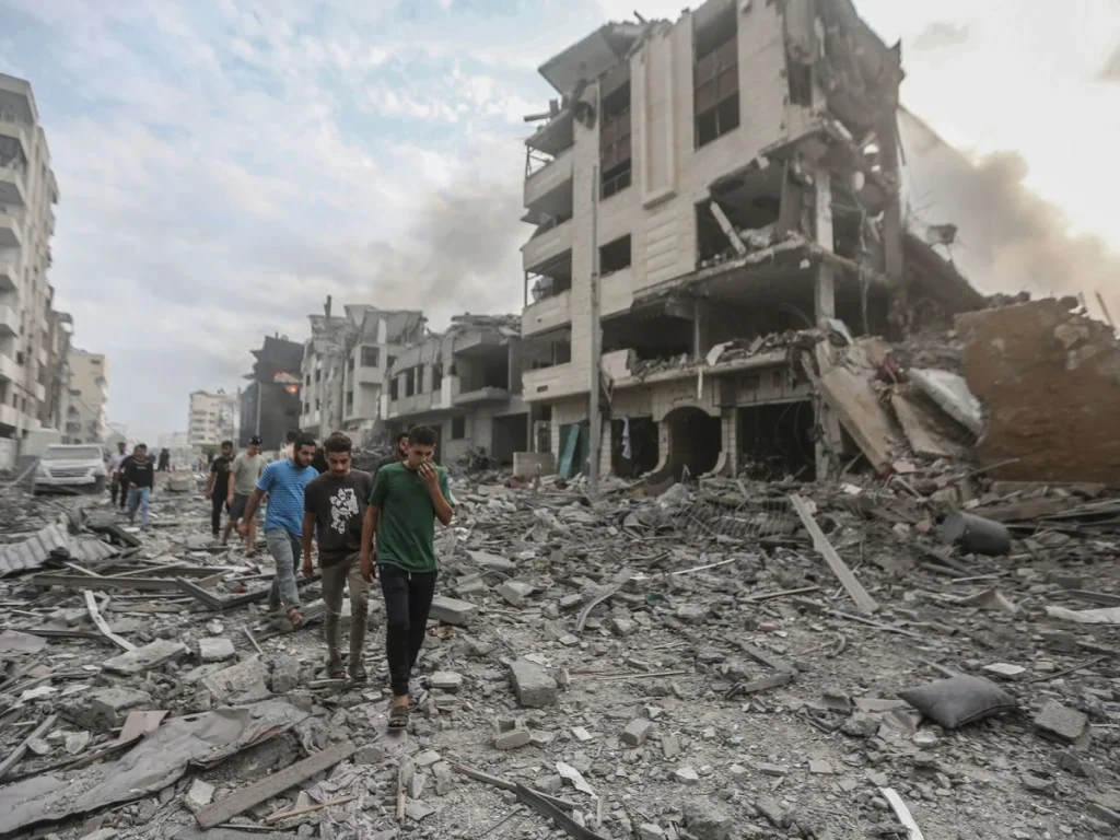 El terror en Gaza, narrado por dos trabajadores en pleno conflicto: «Así se siente la muerte» 1 La Ciudad de Gaza, destrozada por los bombardeos de Israel